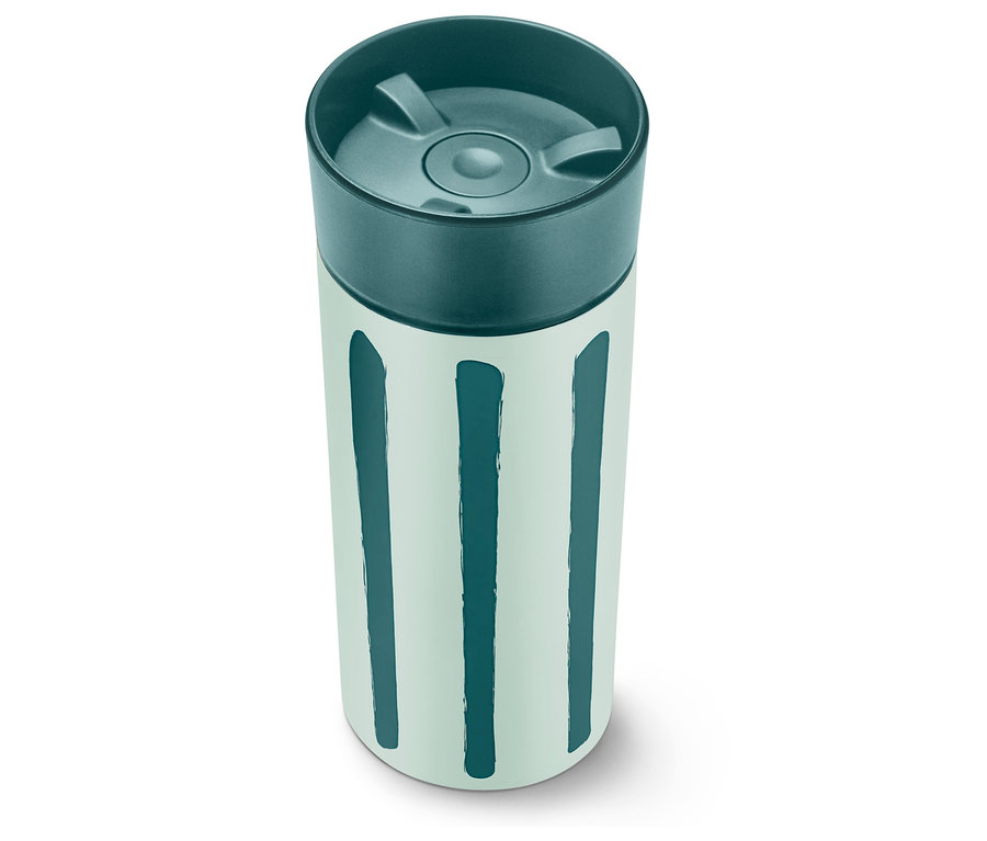 Ein Coffee-to-go-Becher mit Streifenmuster steht auf einem weißen Untergrund.