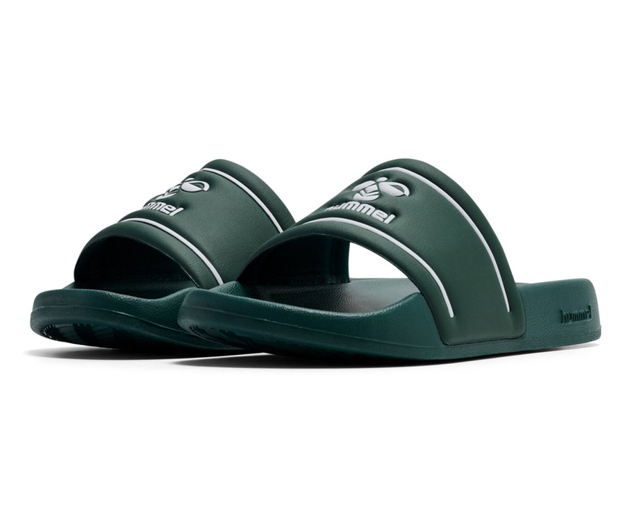 Zwei grüne hummel® Badelatschen Pool Slide JR liegen nebeneinander.