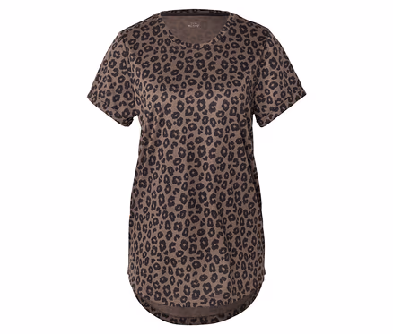 Braunes T-Shirt mit Leopardenmuster und kurzen Ärmeln, freigestellt vor weißem Hintergrund.