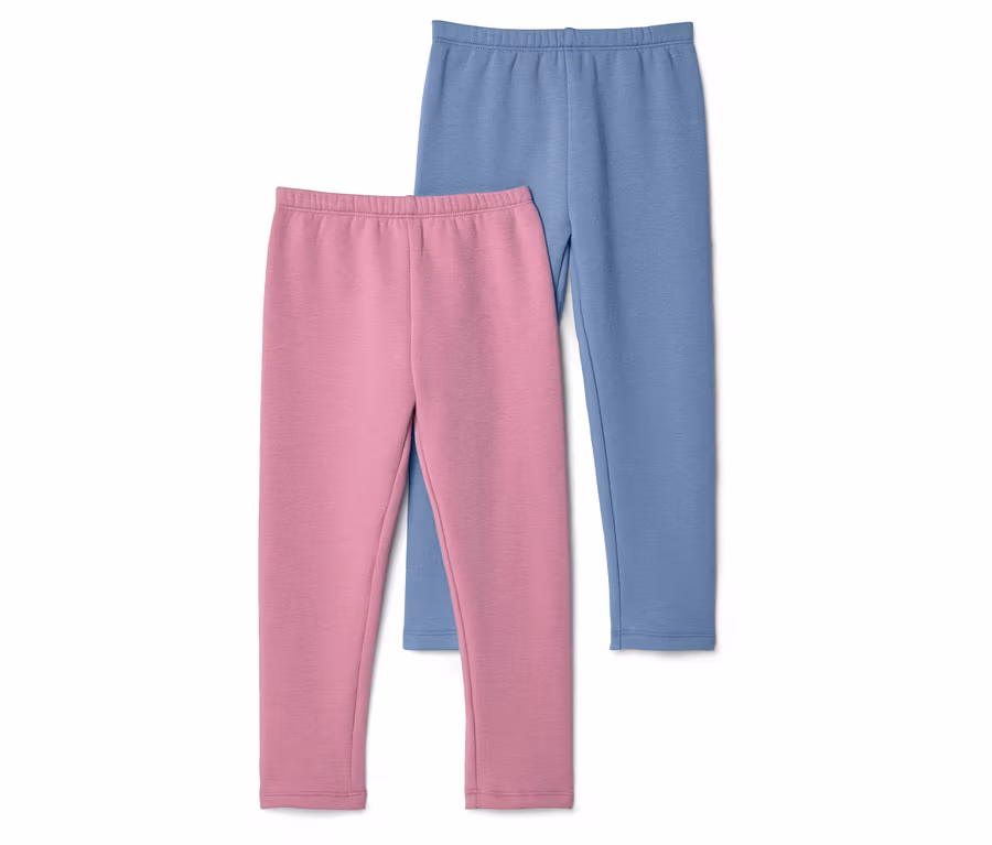 Eine rosafarbene Leggings liegt vor einer blauen Leggings auf einem weißen Hintergrund.