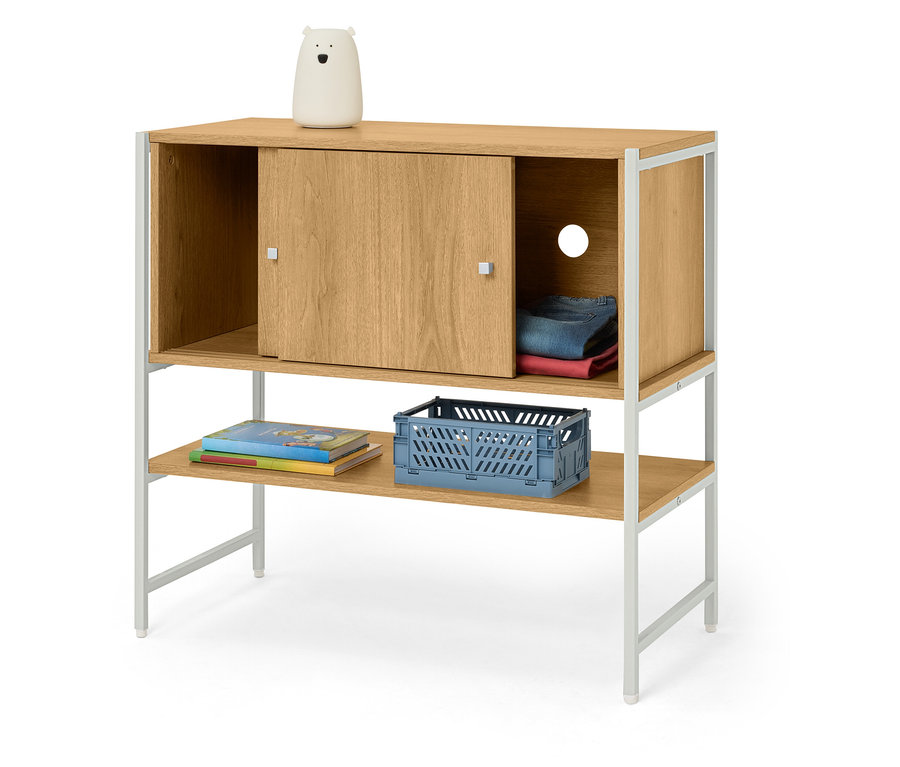Ein Holzregal mit Spielsachen und Kleidung darauf, mit einem Bärenlicht oben drauf.