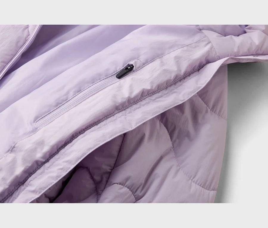 Nahaufnahme einer hellvioletten Steppjacke mit Reißverschluss und schwarzem Zipper.