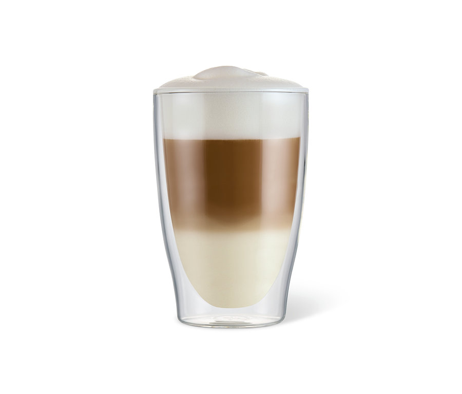 Latte Macchiato in einem doppelwandigen Glas.