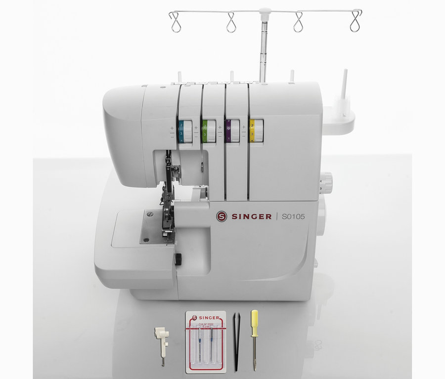 Weiße Singer Overlock-Nähmaschine »S0105« mit Zubehör.