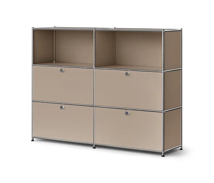 Beiges modulares Aufbewahrungsmöbel mit Chromrahmen, oben zwei offene Fächer und unten vier geschlossene Schränke mit silbernen Griffen, auf kleinen schwarzen Füßen stehend.