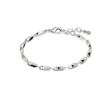 Silbernes Armband mit dekorativen Elementen auf weißem Hintergrund.