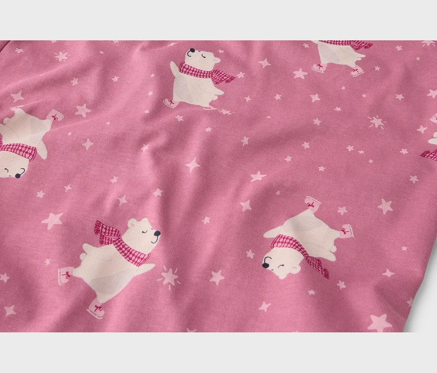 Rosa Stoff mit einem Muster aus weißen Eisbären, die Schlittschuh laufen, rote Schals tragen und von weißen Sternen umgeben sind.