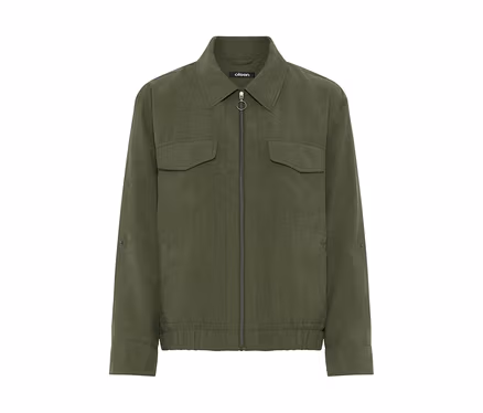 Olivgrüne Jacke mit Kragen, durchgehendem Reißverschluss, zwei Brusttaschen und elastischem Saum. Marke Olsen.