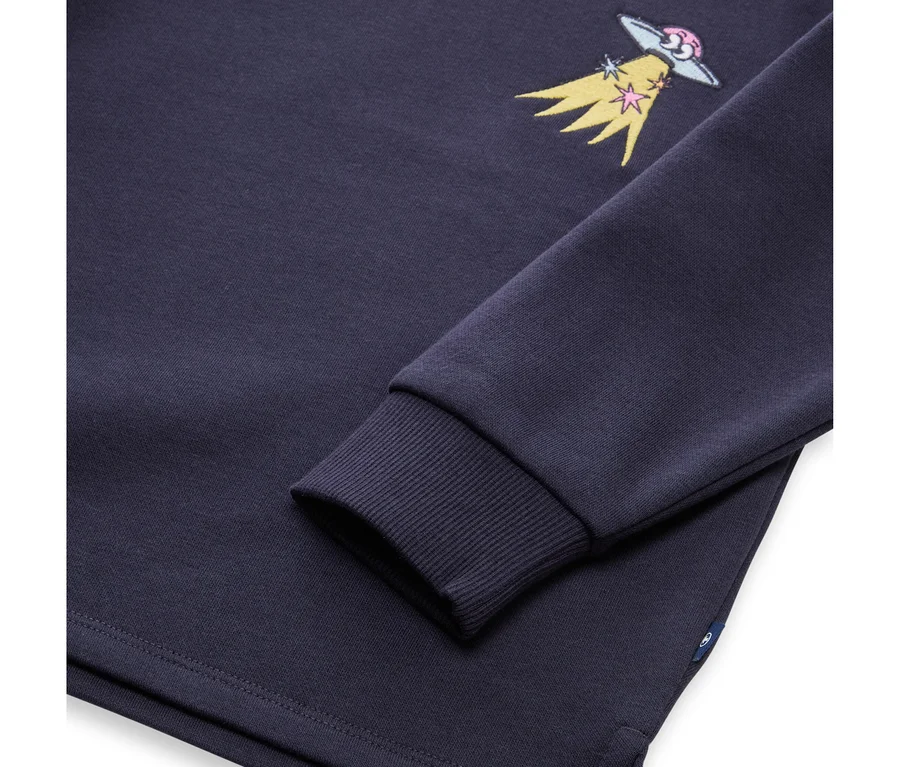Dunkelblaues Sweatshirt mit einer Stickerei eines grauen Ufos mit rosa Gehirn, das einen gelben Strahl mit Sternen aussendet, auf der linken Brust. Der Ärmel hat ein geripptes Bündchen.