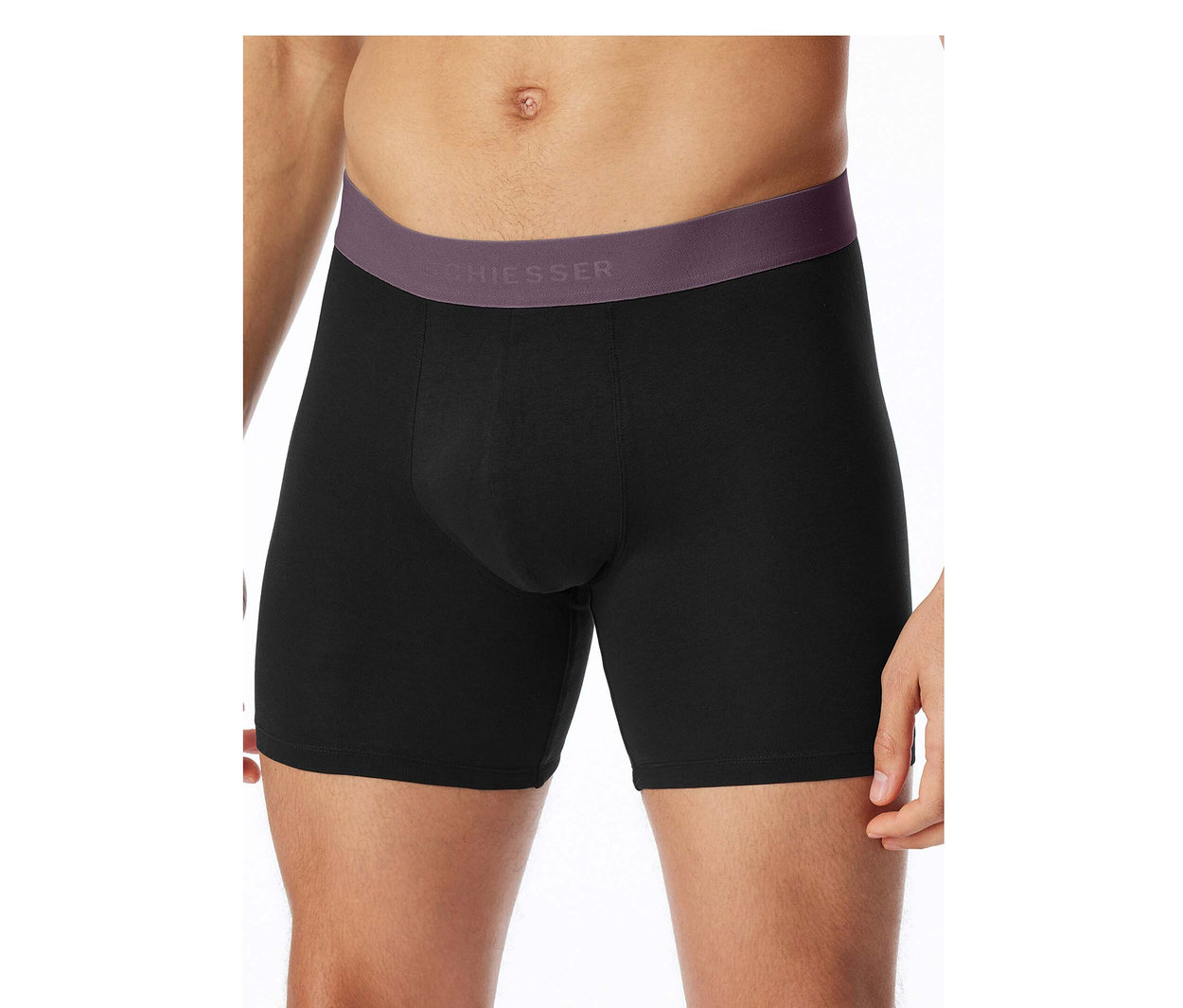 Mann trägt einen schwarzen, langen SCHIESSER Slipboxer mit lila Bund.