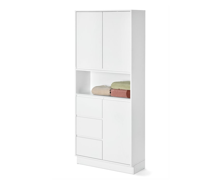 Weißer Bad-Hochschrank mit Fächern und Handtüchern.
