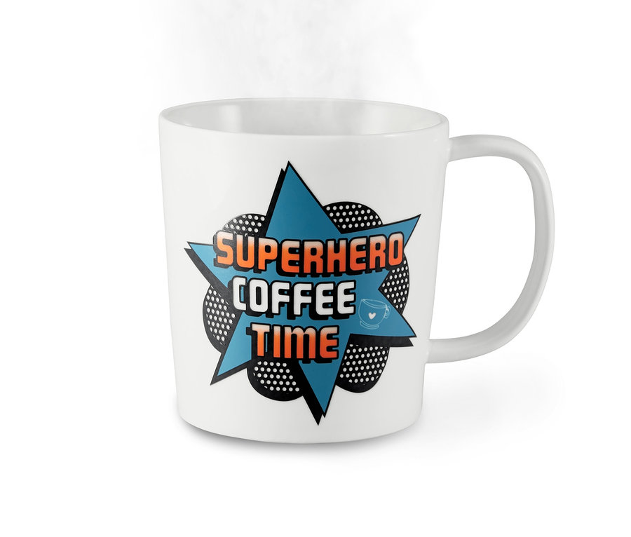 Weißer Trinkbecher mit Farbwechseleffekt und der Aufschrift SUPERHERO COFFEE TIME, aus dem Dampf aufsteigt.