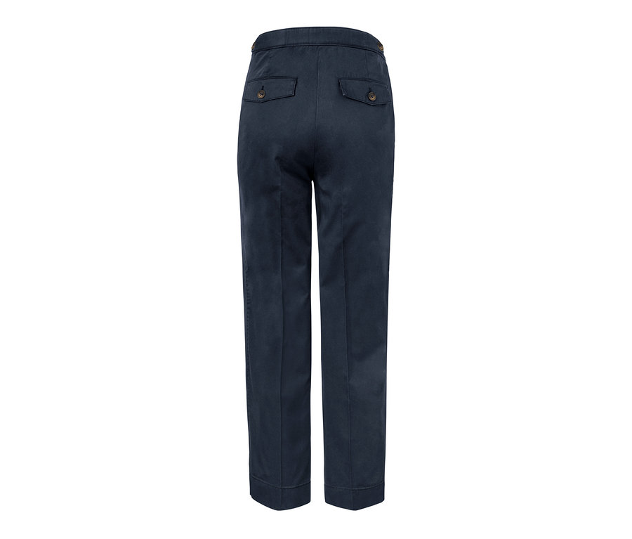 Detailansicht der Rückseite einer dunkelblauen Chino.