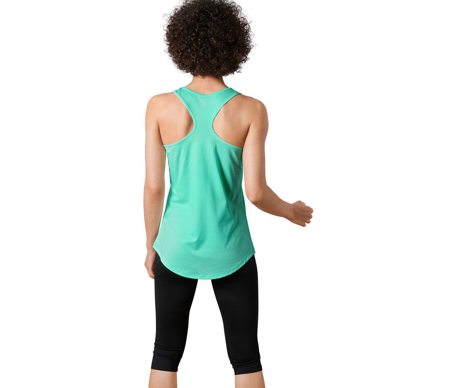 Rückansicht einer Frau mit lockigem Haar, die ein grünes Funktionstop von 2er Set und schwarze Leggings trägt.