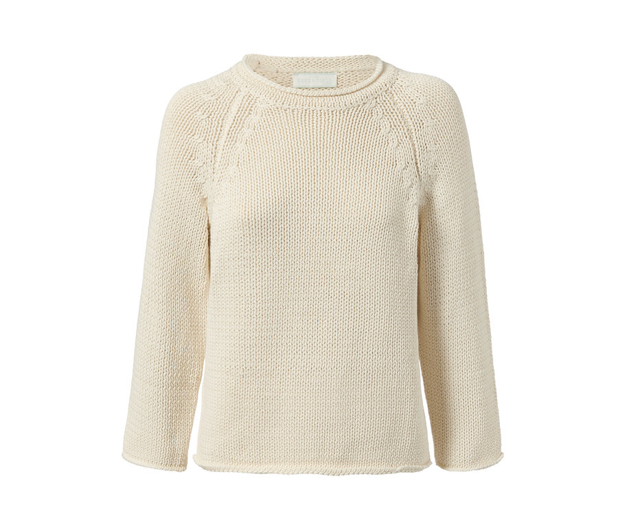 Cremefarbener Grobstrick-Pullover aus Bändchengarn.