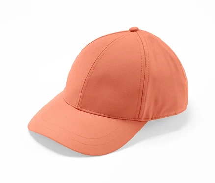 Eine orangefarbene Sportkappe auf weißem Hintergrund.