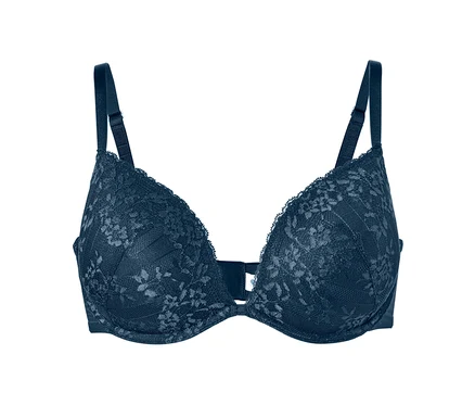 Detailaufnahme eines Push-up-BHs mit Spitze auf weißem Hintergrund.