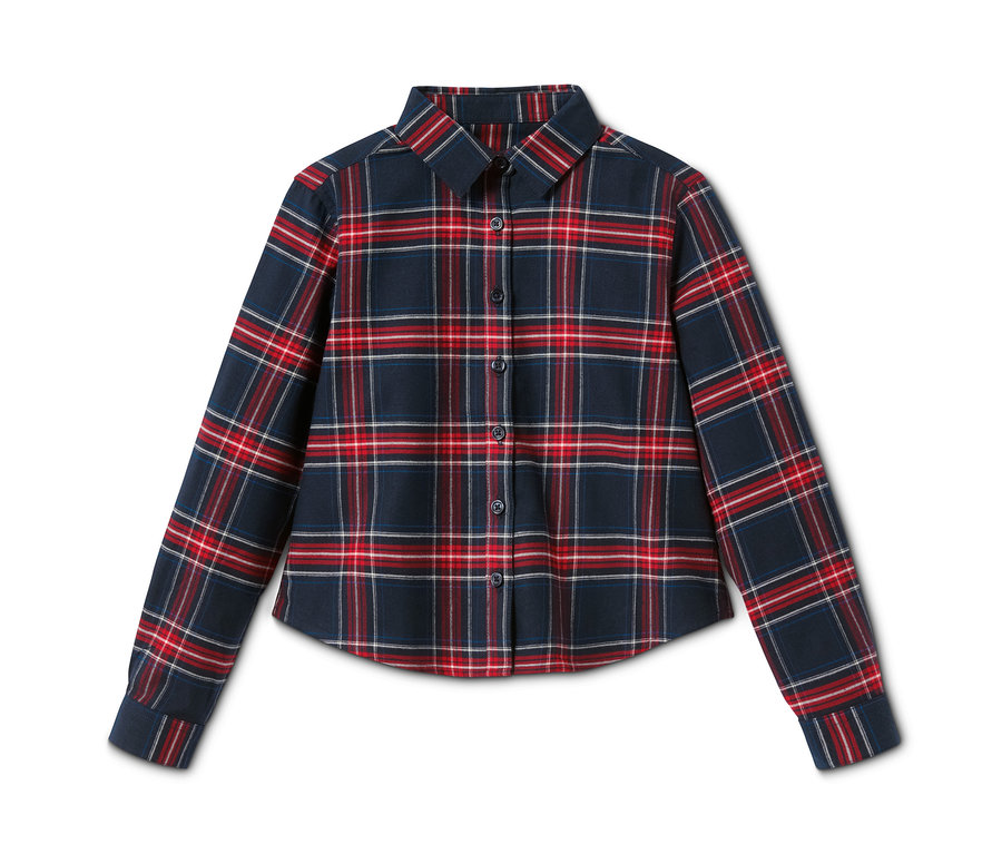 Eine Flanellbluse mit langärmligem, rot-weiß kariertem Muster auf dunkelblauem Hintergrund.