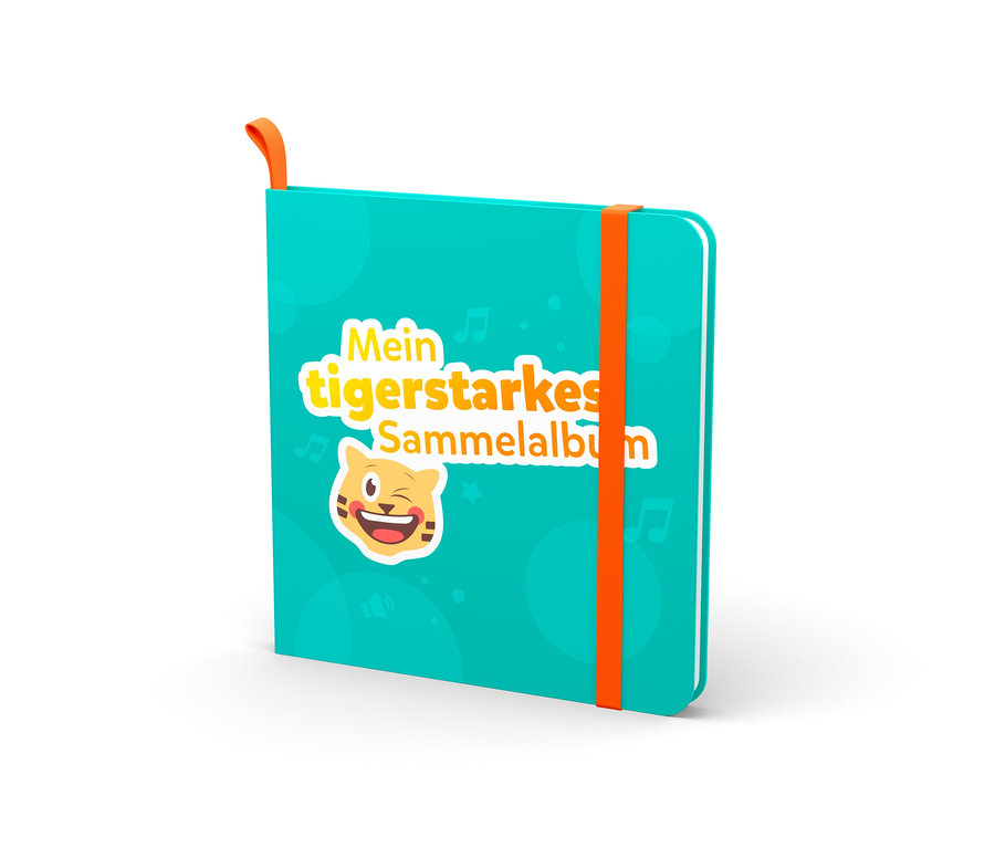 Grünes Album "Mein tigerstarkes Sammelalbum" mit orangefarbenem Gummiband.
