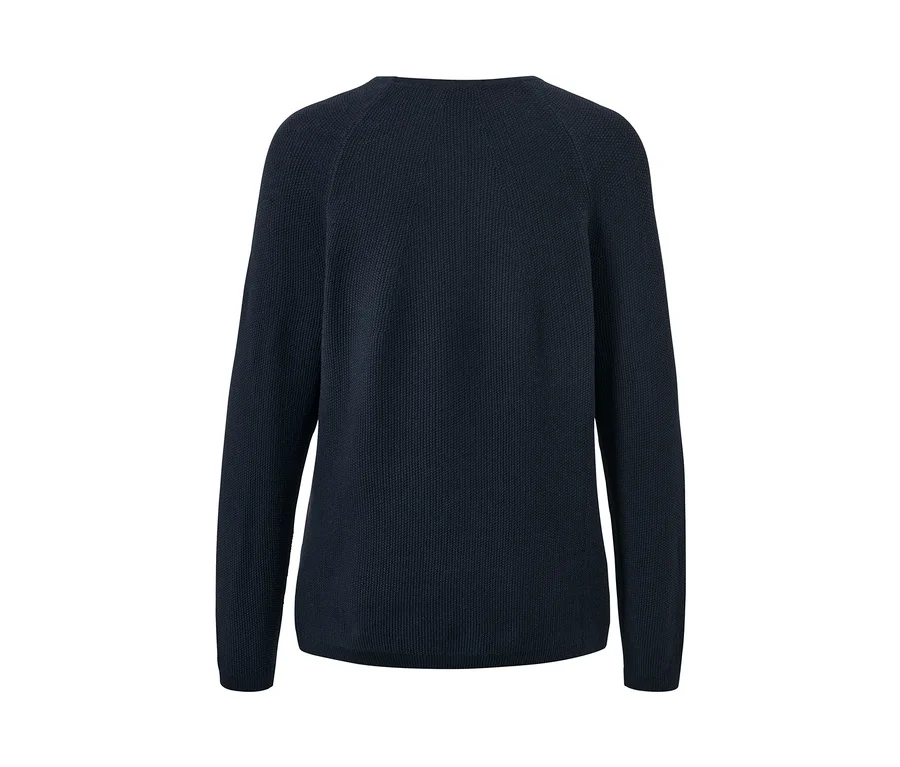 Detailansicht der Rückseite eines dunkelblauen Strickpullovers.