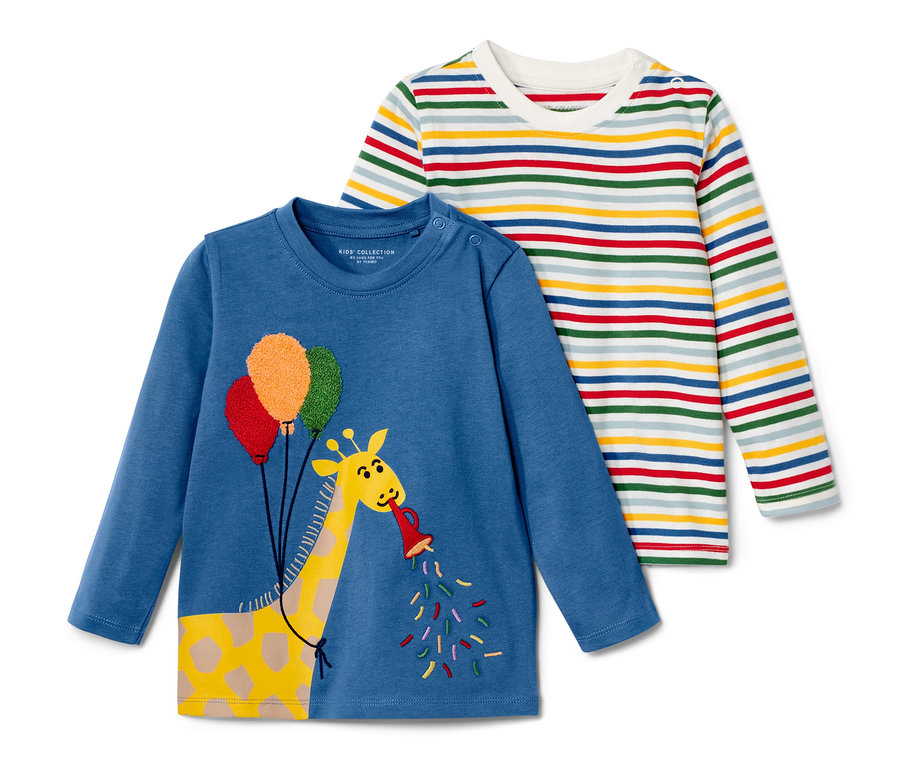 Zwei Kinder-Langarmshirts, eines blau mit Giraffe und Ballons, das andere gestreift.