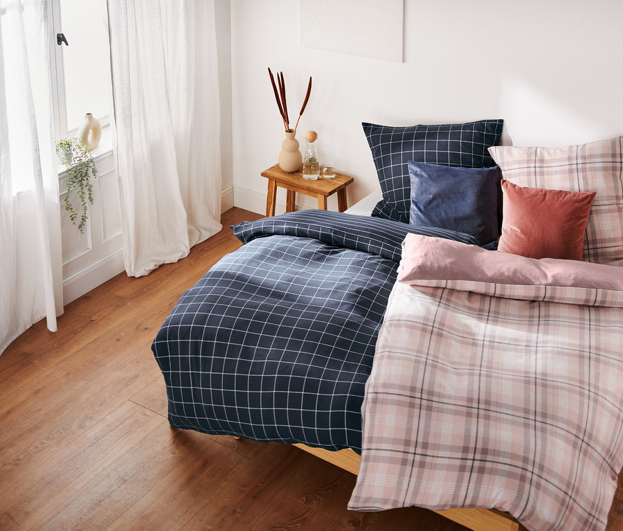 Schlafzimmer mit einem Bett mit Flanell-Bettwäsche in den Größen Doppelgröße, Übergröße und Normalgröße.