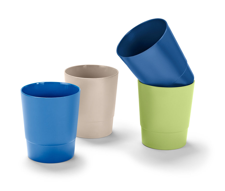 Vier Kunststoff-Trinkbecher in Blau, Beige und Grün.