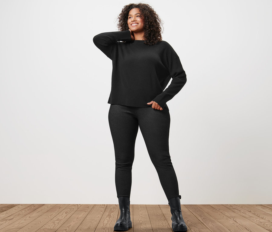 Frau posiert in Feinstrickpullover mit Cashmere und gefütterten Leggings in Jeansoptik.