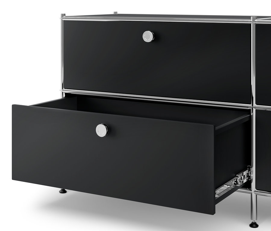 Detail einer schwarzen Kommode Metall »CN3« mit 6 Schubladen und Lowboard Metall »CN3« mit 4 Schubladen, wobei eine Schublade geöffnet ist.