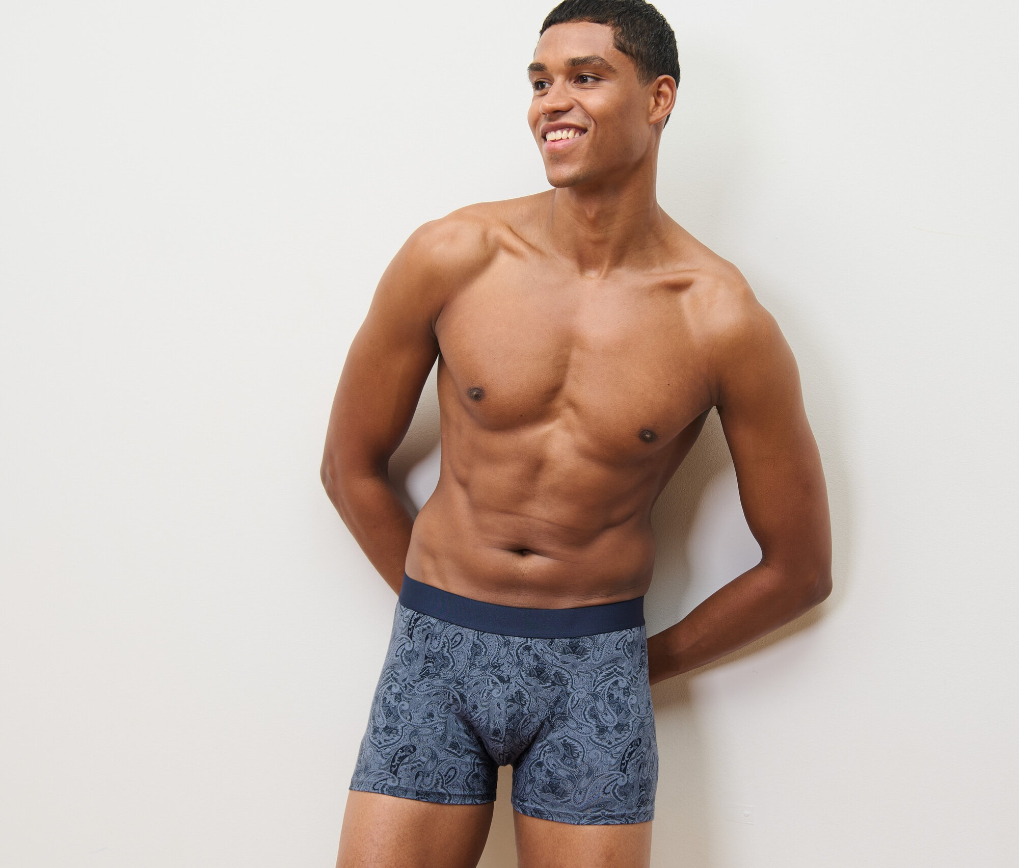 Lächelnder Mann posiert in 4 Slipboxer.