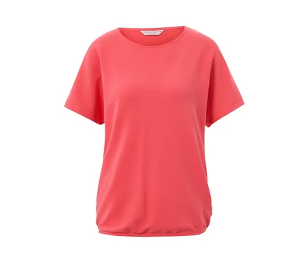 Korallefarbenes Blusenshirt mit kurzen Ärmeln.