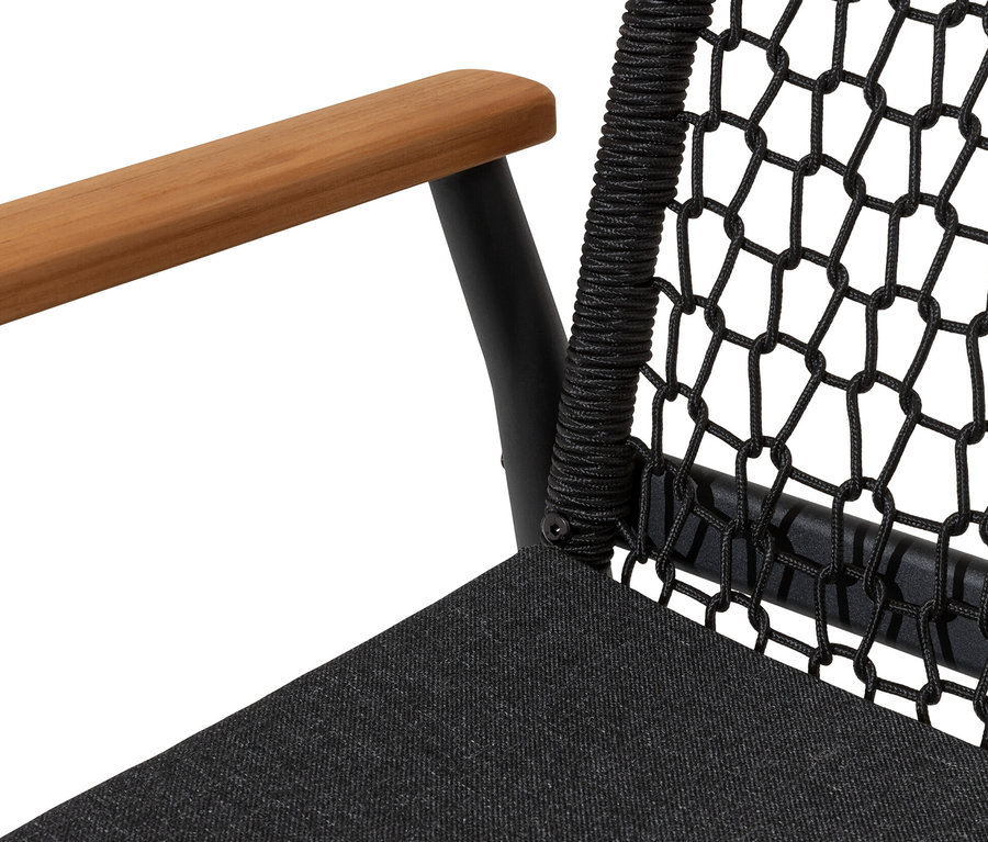 Detailansicht eines Dining-Stuhls mit Teak-Armlehnen und Textilgeflecht.