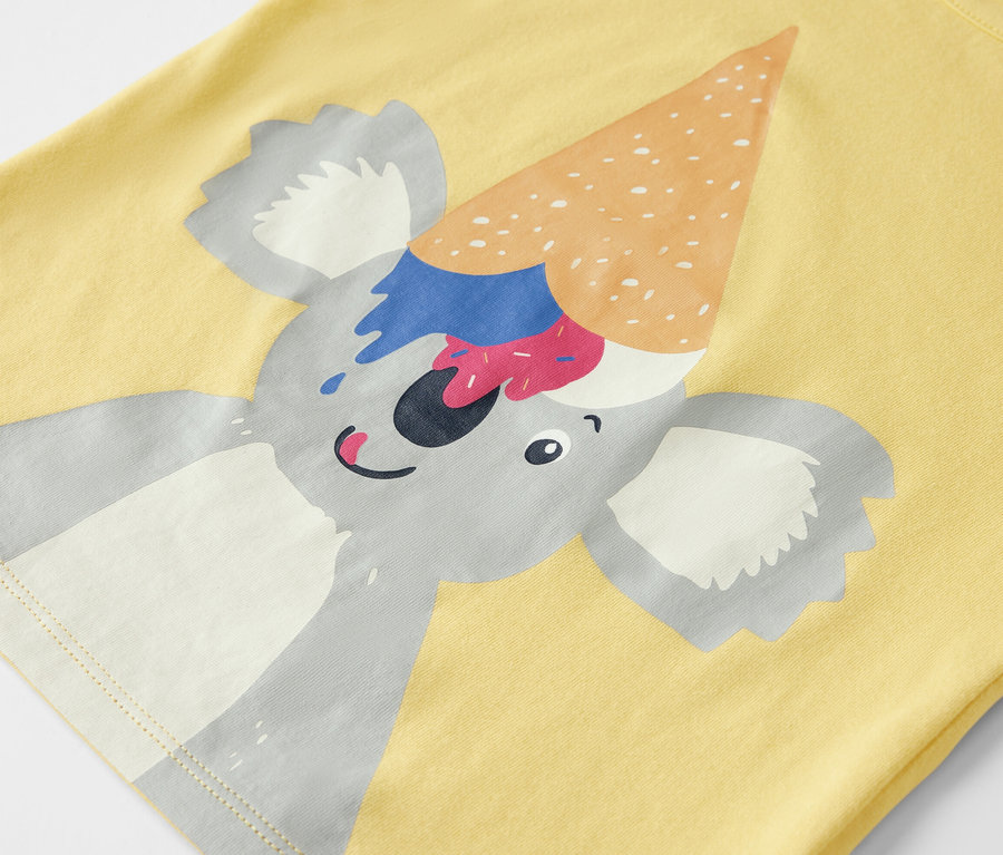 Gelber Kinder-Shorty-Pyjama mit Koala mit Eiswaffel auf dem Kopf.