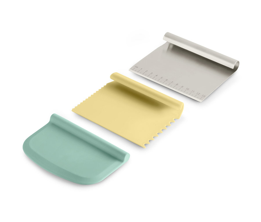 Drei Schaber aus dem Profi-Backhelfer-Set, einer silberfarben, einer gelb und einer blaugrün.