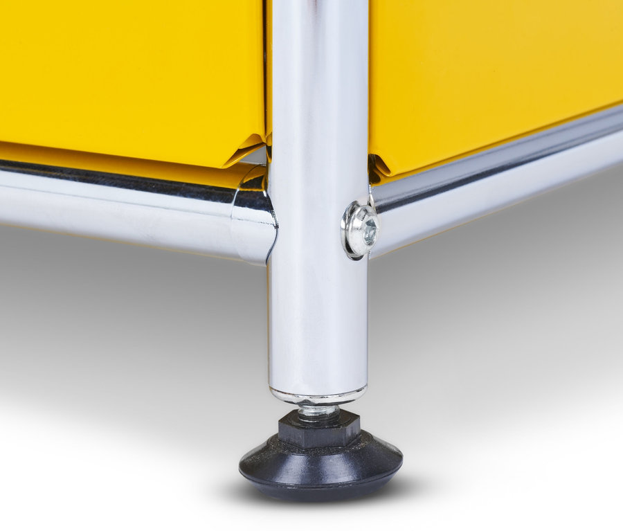 Detailaufnahme eines gelben Lowboards Metall »CN3« mit verchromtem Fuss.