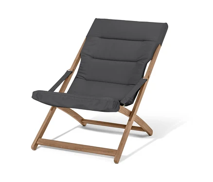 Ein anthrazitfarbener, faltbarer Relax-Sessel mit Holzrahmen.