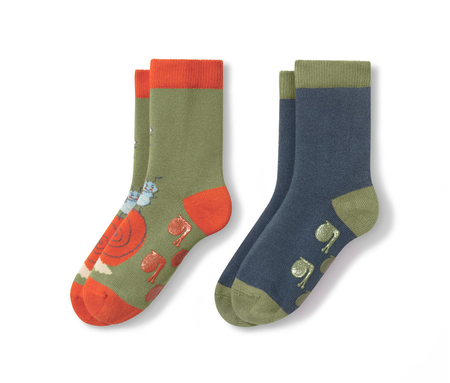 Zwei Paar Kinder-Antirutsch-Socken. Ein Paar ist olivgrün mit orangefarbenen Details und Schneckenmuster, das andere Paar ist blau mit grünen Details und Froschmuster.