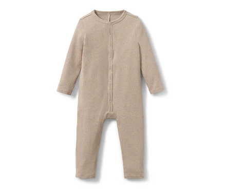 Ein beiger Baby-Strampler mit langen Ärmeln und Knopfverschluss liegt.