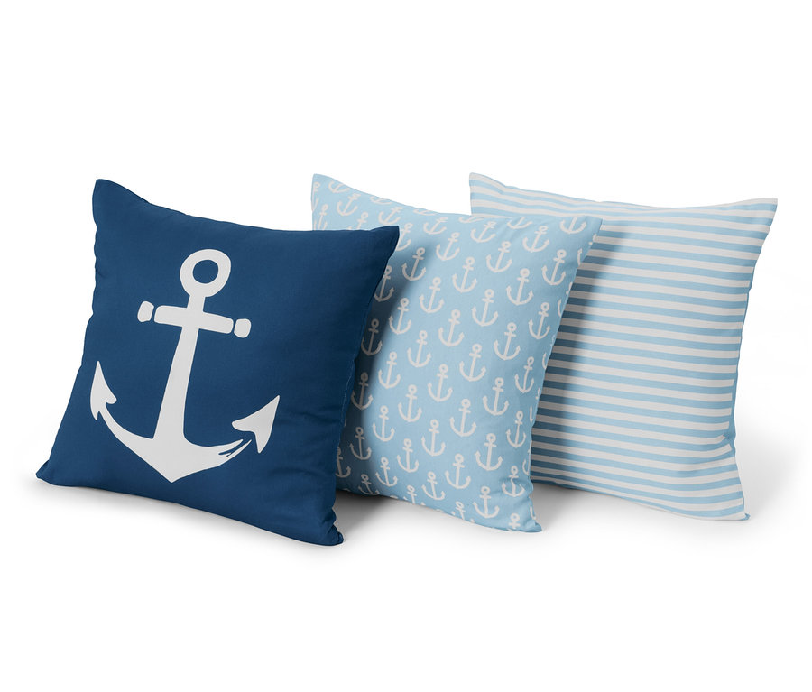 Drei Dekokissenbezüge, ca. 50 x 50 cm. Eines marineblau mit weißem Anker, eines hellblau mit Ankermuster und eines mit blau-weißen Streifen.