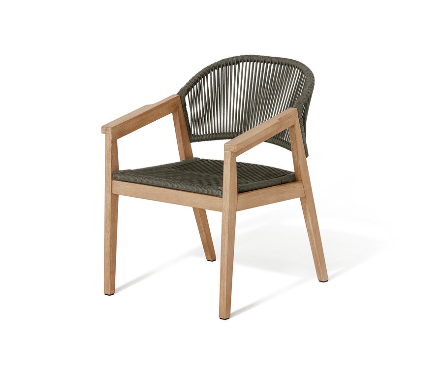 Dining-Sessel mit runder Rückenlehne und Textilgeflecht.