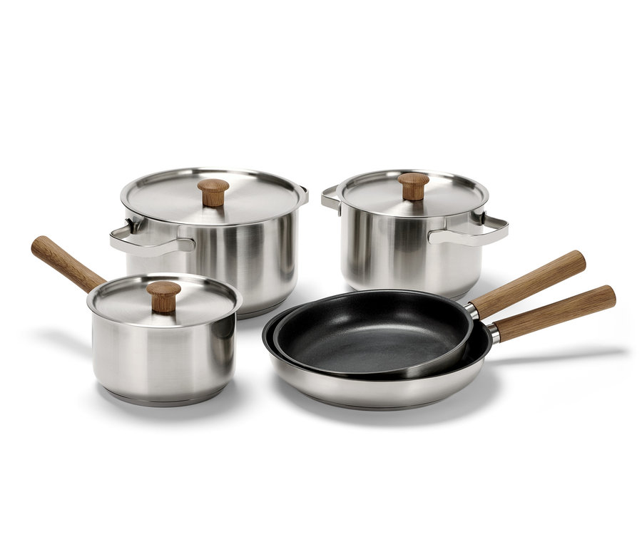 Edelstahl-Kochtopf-Set auf weißem Hintergrund.