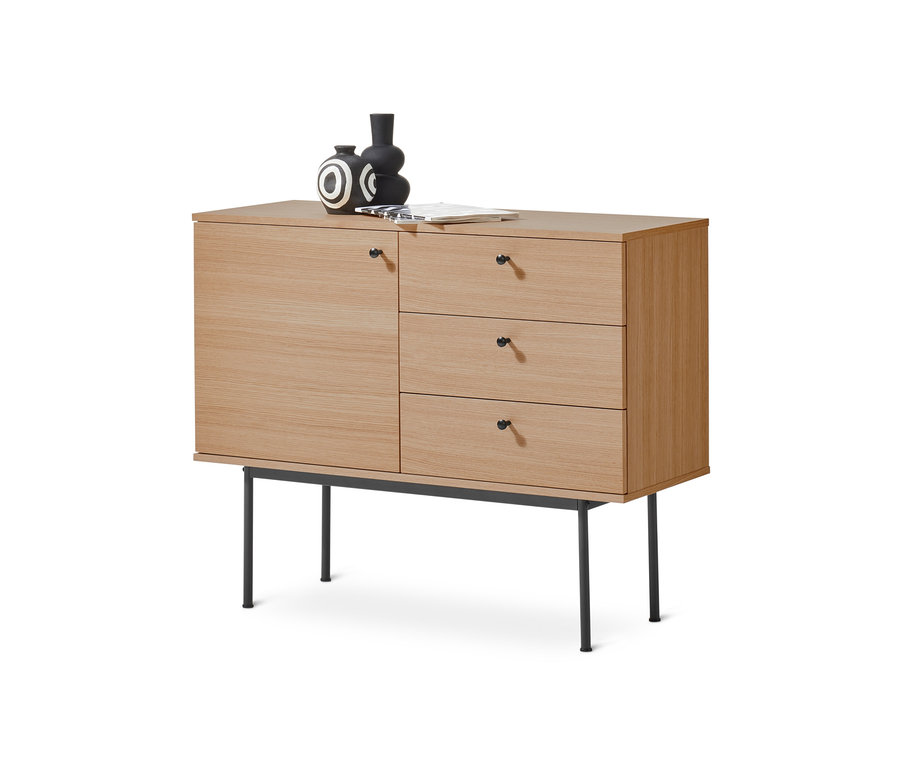 Eine Konsole »Finnsbo« mit Schubladen. Auf der Konsole stehen zwei Vasen und ein Blatt Papier liegt.