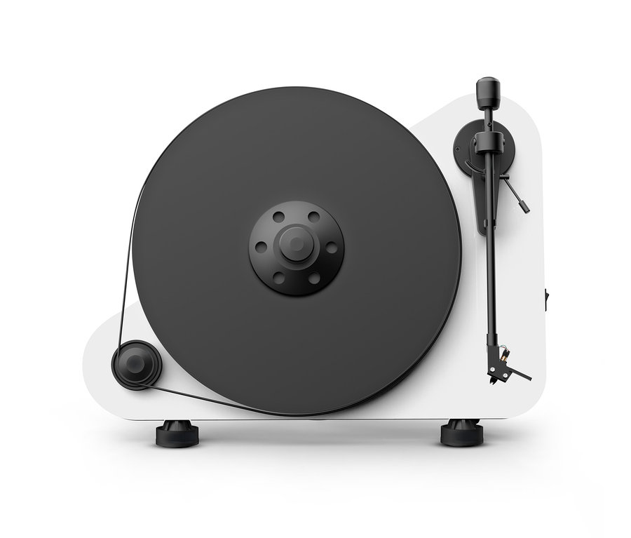 Ein vertikaler Plug-and-Play-Plattenspieler »Pro-Ject VT-E BT« mit Bluetooth® vor weißem Hintergrund.