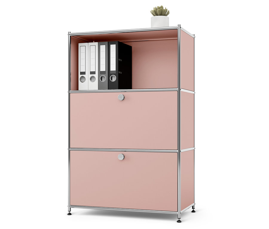 Ein rosa Schrank mit silbernem Rahmen. Im obersten Regal befinden sich Ordner und eine Topfpflanze.