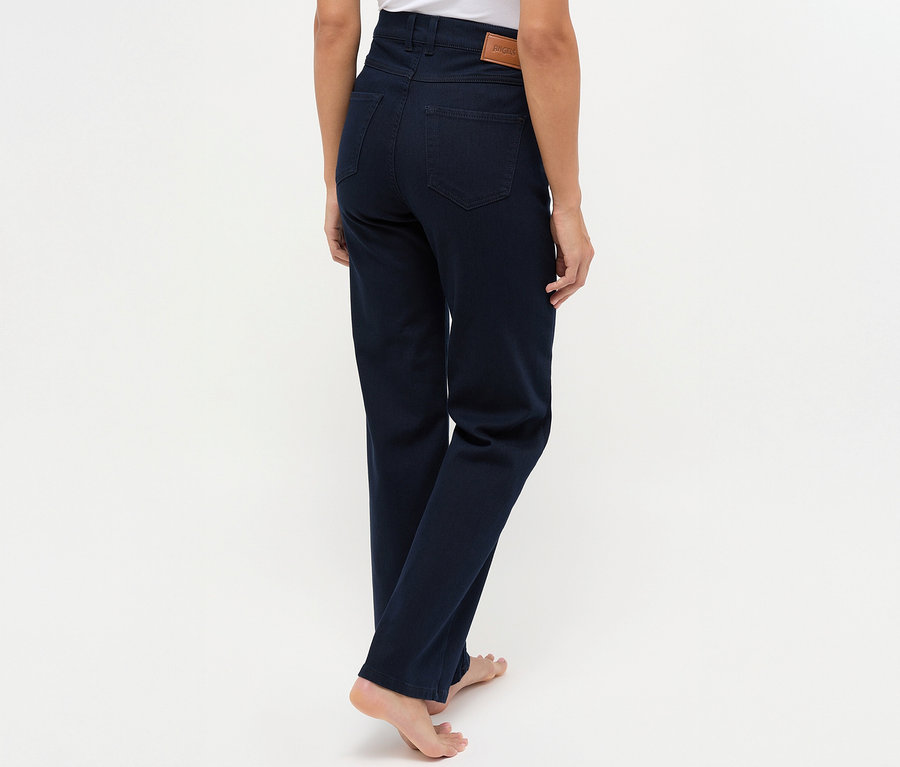 Rückansicht einer Frau, die Angels Denim »Lara«, Straight Fit, dunkelblaue Jeans trägt.