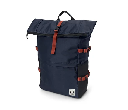 Dunkelblauer Outdoor-Rucksack mit orangefarbenen Riemen.