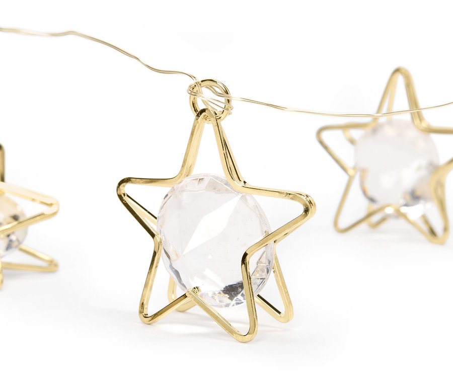 Goldener Draht mit sternförmigen Lichtern mit klaren Kristallen im Inneren.