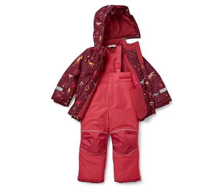 Eine burgunderfarbene Winterjacke mit Kapuze, bedruckt mit Pferden und Sternen, und eine rosafarbene Skihose.