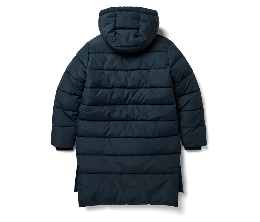 Dunkelblaue, lange Steppjacke mit Kapuze, Rückansicht.