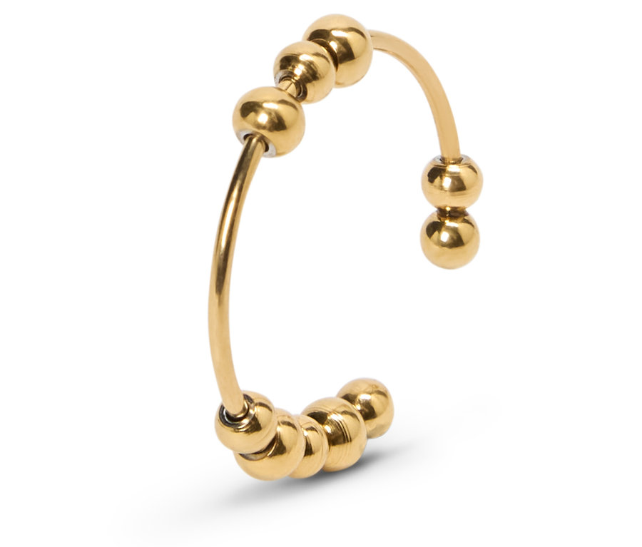 Detailansicht eines goldenen, verstellbaren Rings mit Kugeln.
